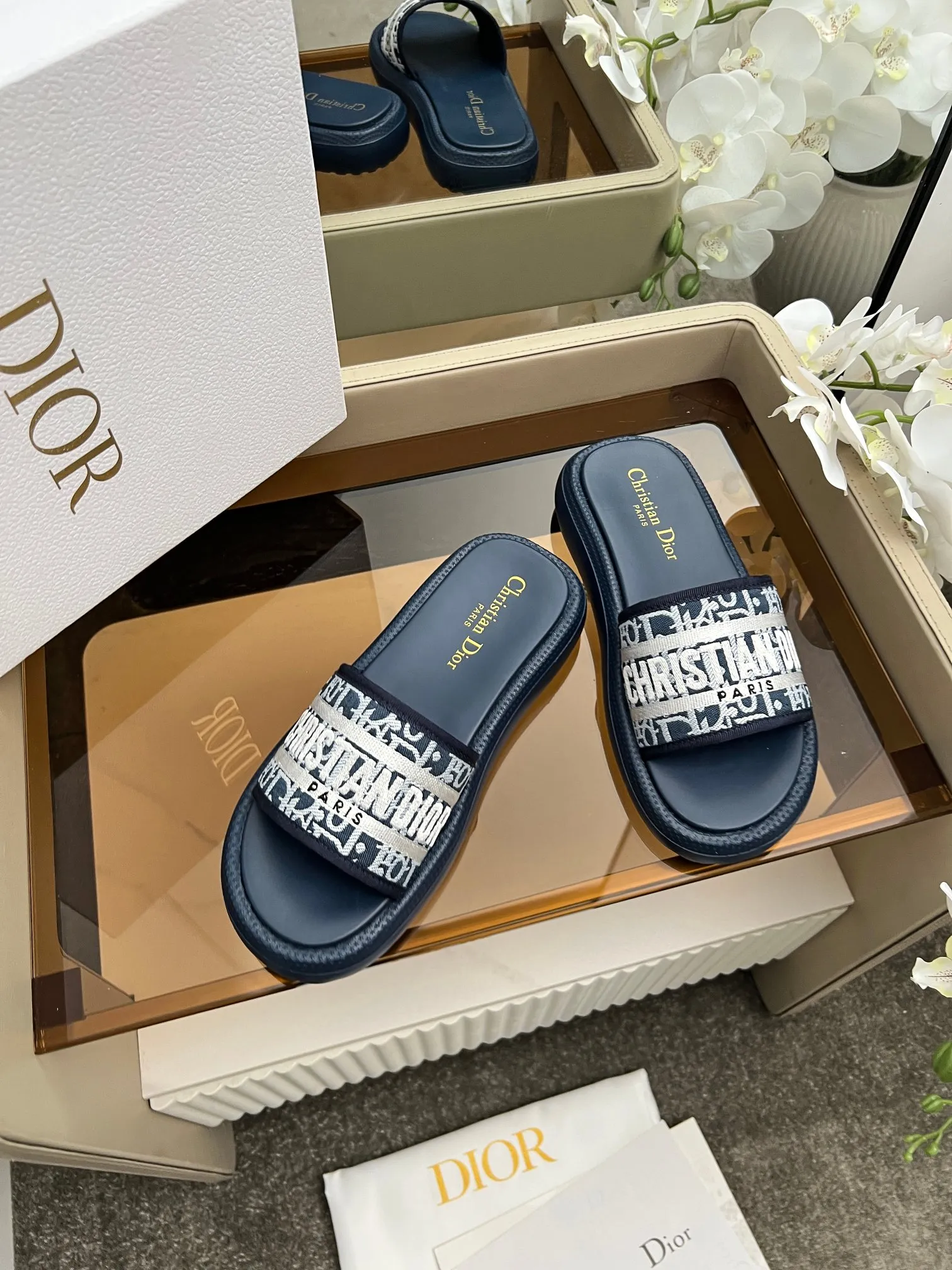 👟👟Ex-factory price 420👟👟 Dior high version slippers, 👏👏2025 new classic model 🔥Purchasing level qualityHigh-end thick-soled slippers in foreign countersHigh version with rust style💋———————————— Upper➕Inner: Original customized special electric embroidery material, Sole: Original mold 1.1 (lightweight) Bottom thickness: heel 5cm, forefoot 3cm, size 35-40 (with full set of packaging, cloth bag handbag, card instructions). You are welcome to place an order in advance, first come first served. Win-win cooperation.